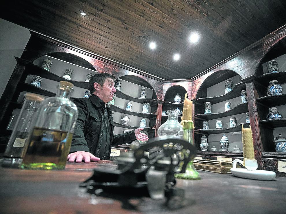 El alcalde de Villanueva de Sijena, Alfonso Salillas, en la botica recreada en la casa museo de Miguel Servet.