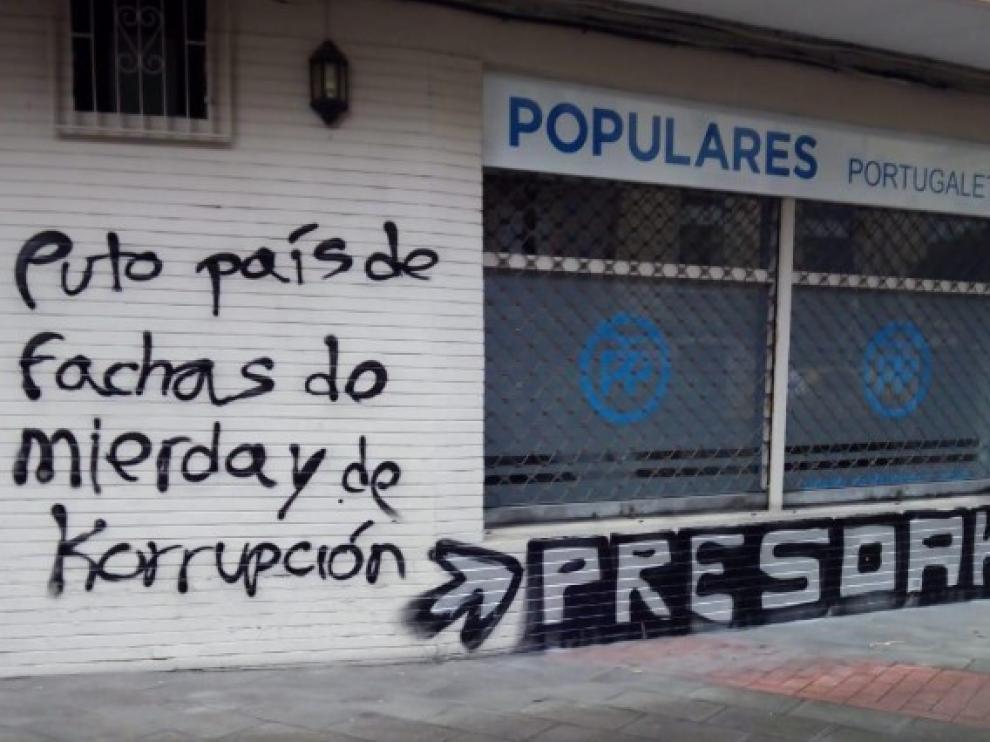 Aparecen pintadas insultantes y en favor de los presos de ETA en la sede del PP en Portugalete