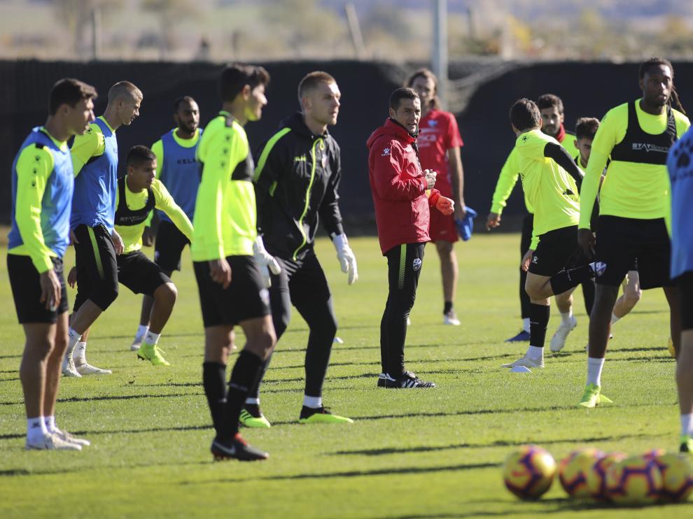 Francisco y sus futbolistas, durante el entrenamiento de este viernes en el Montearagón.