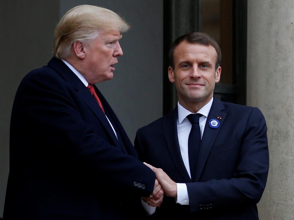 Trump y Macron se saludan.