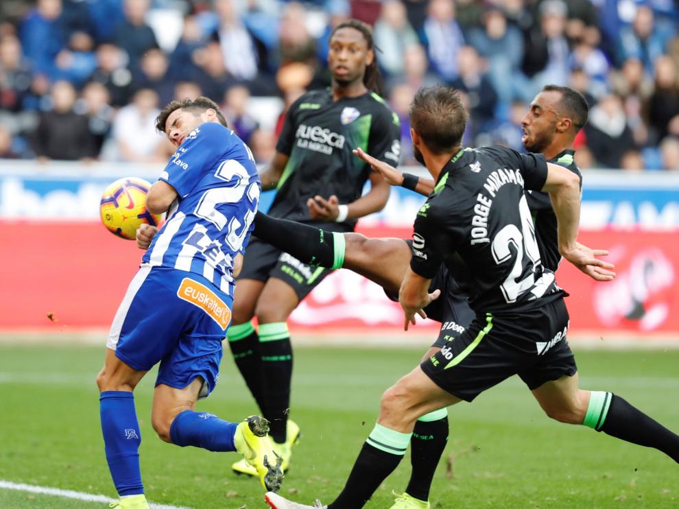 Semedo, al fondo, sigue la jugada del primer gol del Alavés.