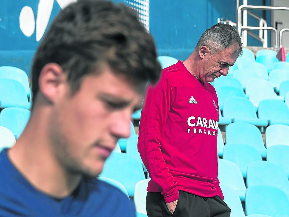 Lucas Alcaraz, ayer en La Romareda, con Marc Gual en primer término.