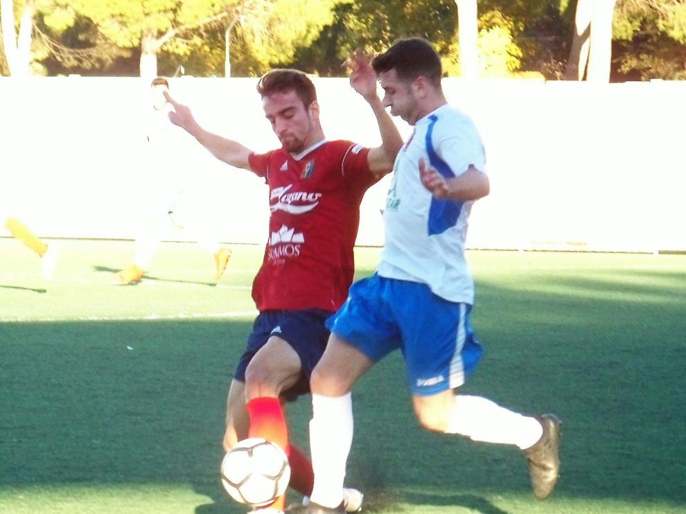Disputa por el balón en el partido del Fraga frente al Fuentes