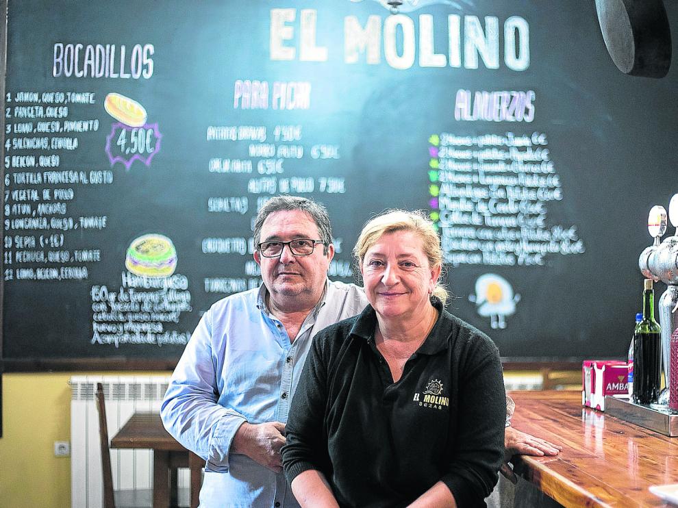 Manuel y Teresa, en la barra de El Molino.