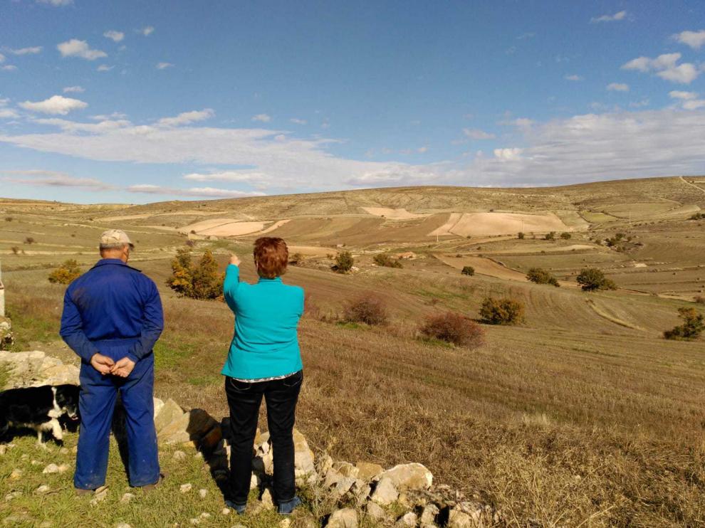 Vecinos de Bueña contemplan los terrenos en los que se abriría la mina.