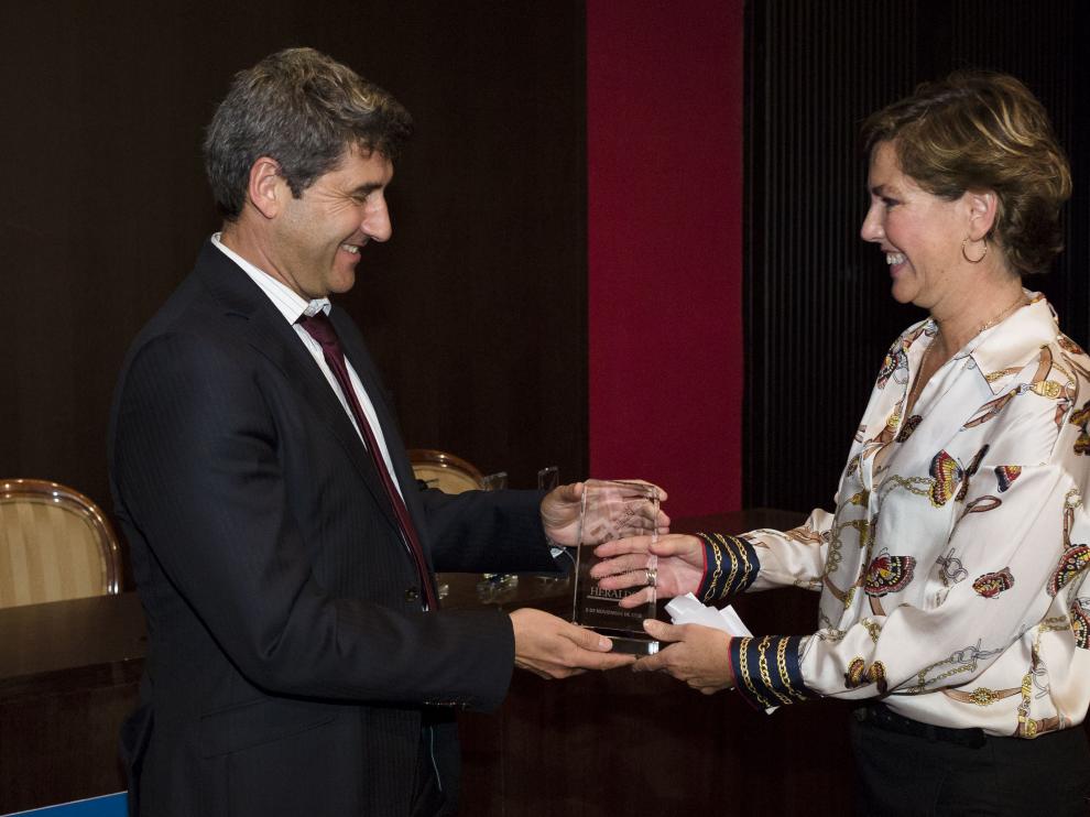 Ángel Fernández, director de Itainnova, entrega el premio a Susana Parra.