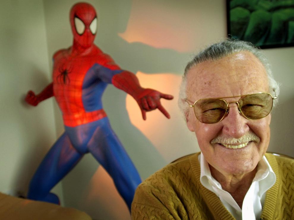 Stan Lee, con una escultura de Spiderman detrás.