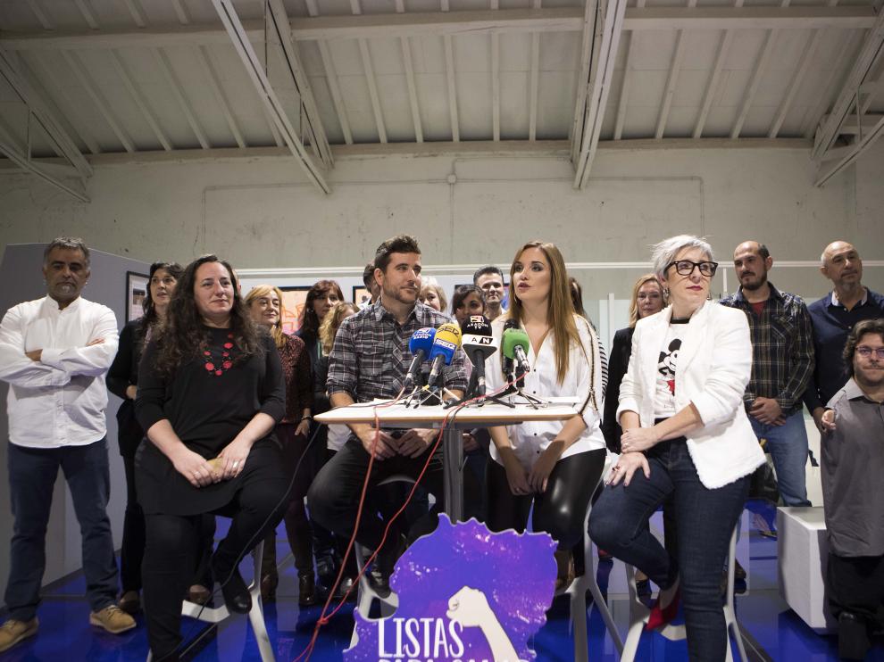 Maru Díaz, con su equipo para las primarias de Podemos-Aragón a las Cortes.