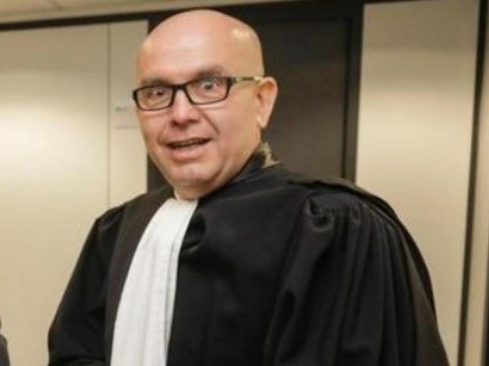 Abren un expediente a Gonzalo Boye, abogado de Sito Miñanco y Puigdemont, por fumar ante el tribunal