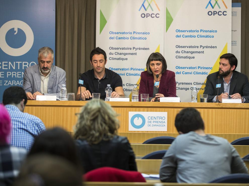 Blas Valero, Juan Terrádez, Idoia Arauzo y Raphael Delpi, ayer, durante la presentación del informe.