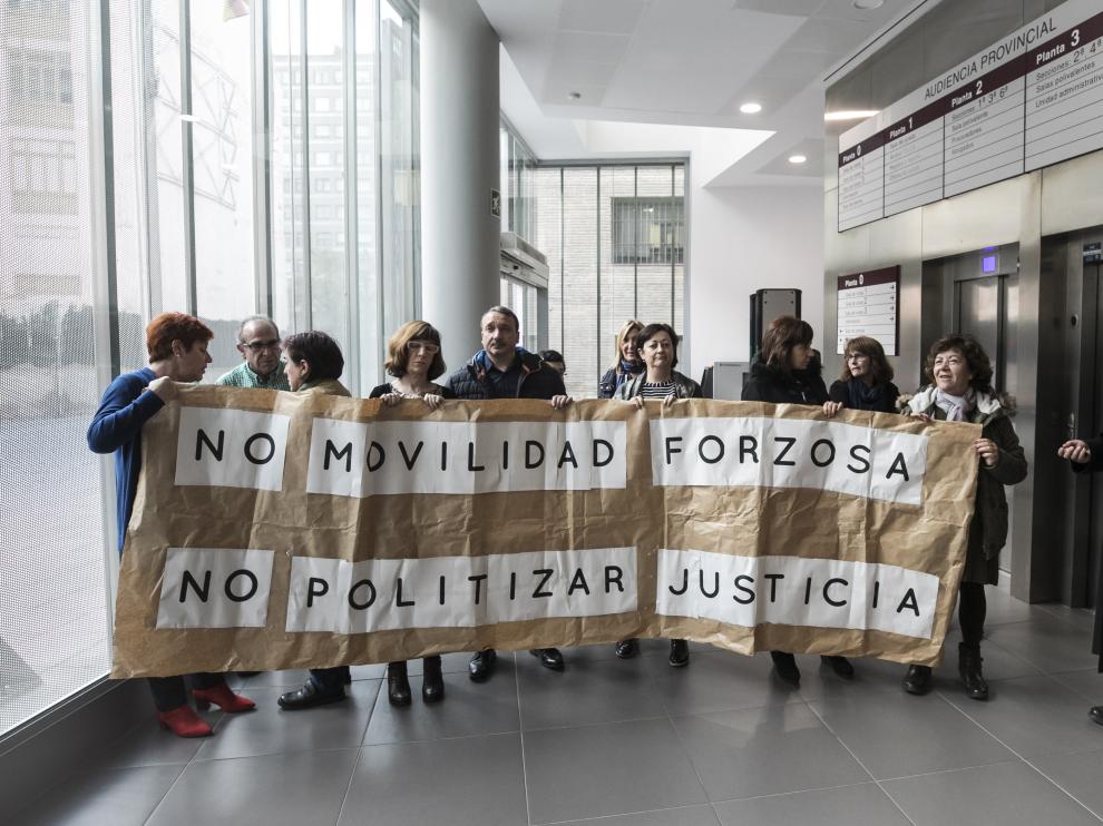 Un grupo de funcionarios de la Audiencia Provincial de Zaragoza protesta este lunes en los pasillos del edificio.
