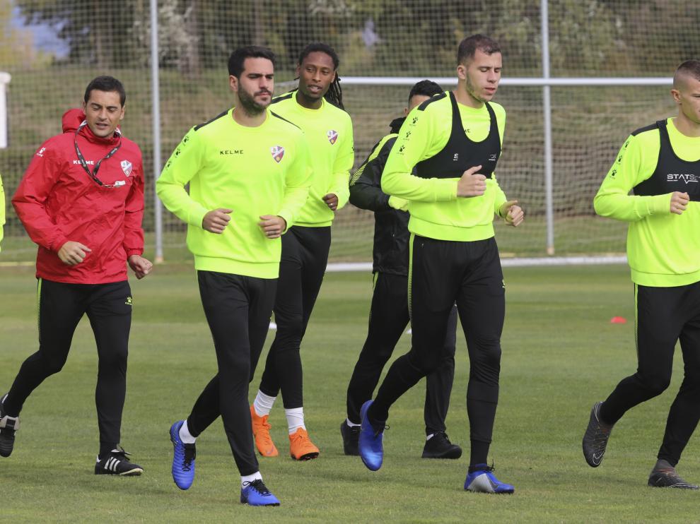 Francisco corre junto a un grupo de jugadores de la SD Huesca