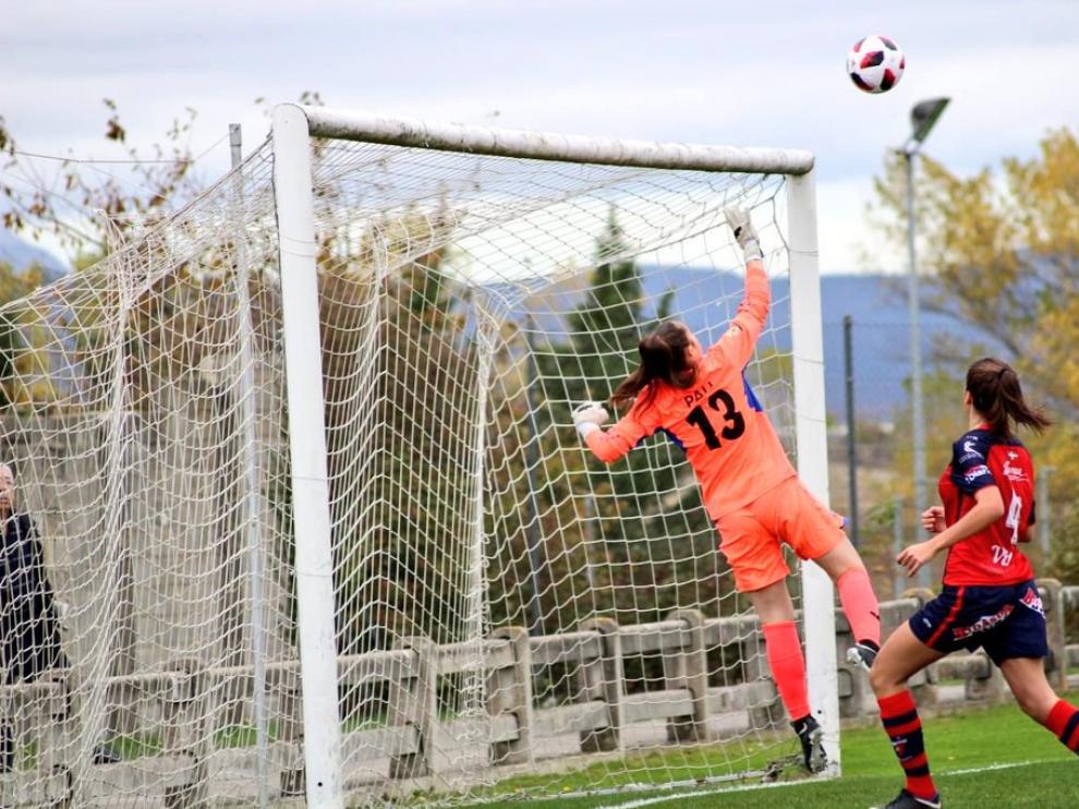 La portera del Oliver, Paula, en una acción en el partido ante el Aurrera