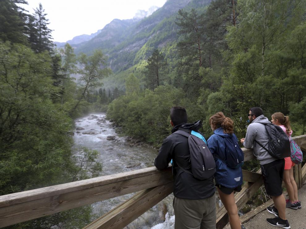 Excursionistas en el Parque de Ordesa.