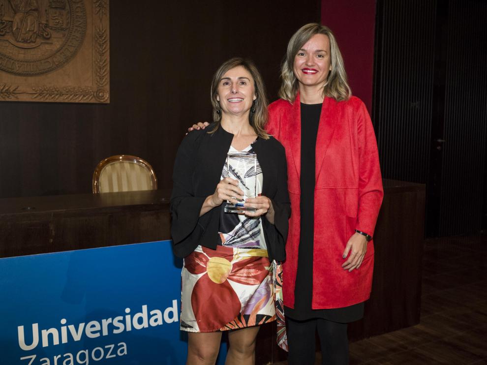 La consejera del Gobierno de Aragón Pilar Alegría entrega el premio a Mari Carmen Ibáñez.