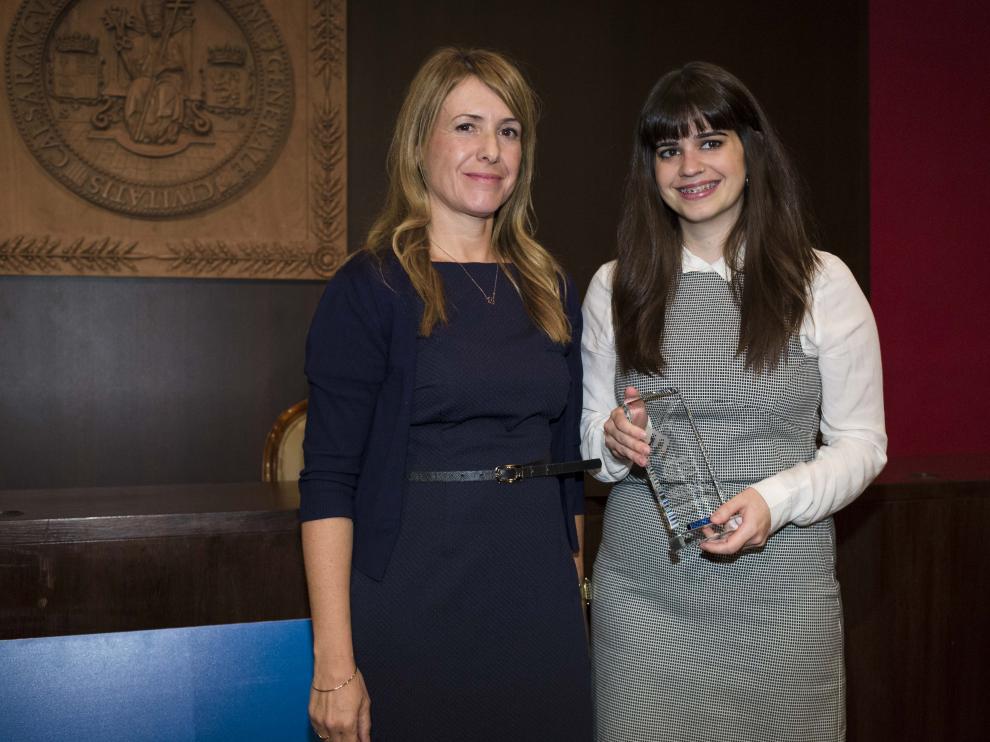 Recogió el premio Lucía Martínez de manos de Rosa Mauri, 'divisional communications manager' de Atlas Copco.