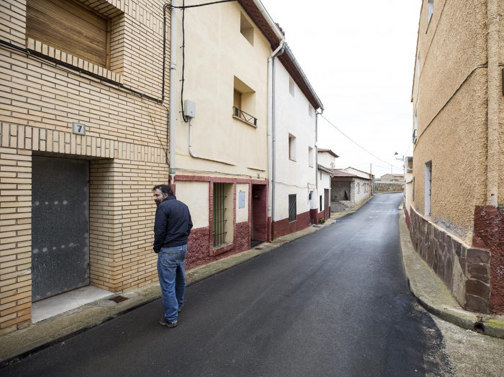 El alcalde, Óscar Gracia, por las calles de Ferreruela.