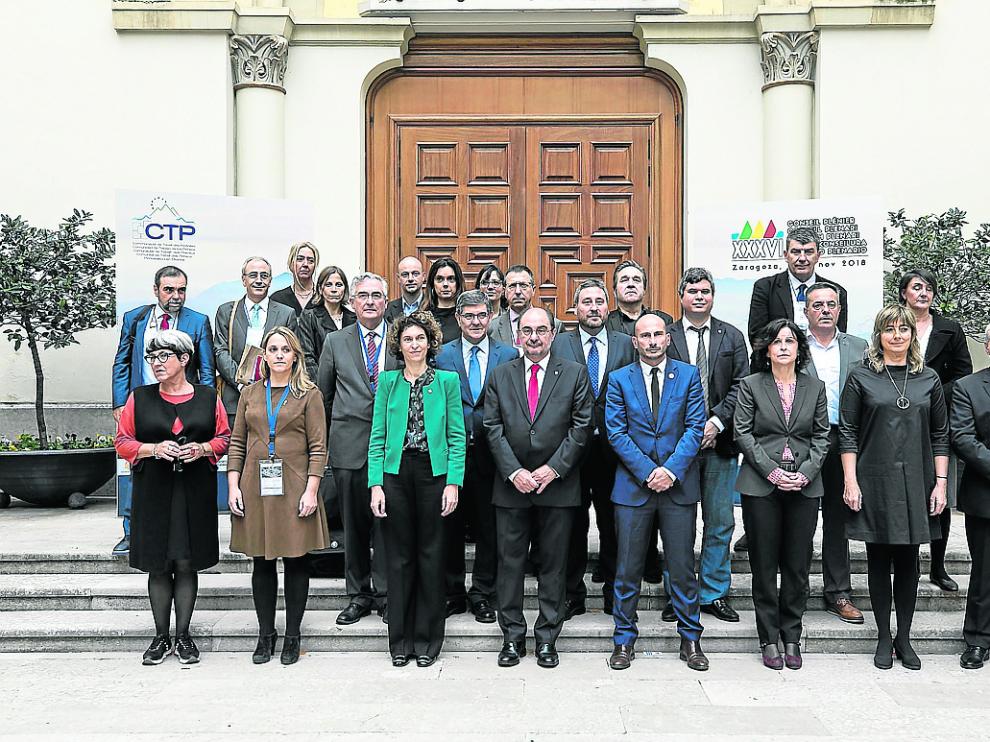 Los representantes de las seis regiones de España, Francia y Andorra, ayer en el Pignatelli.