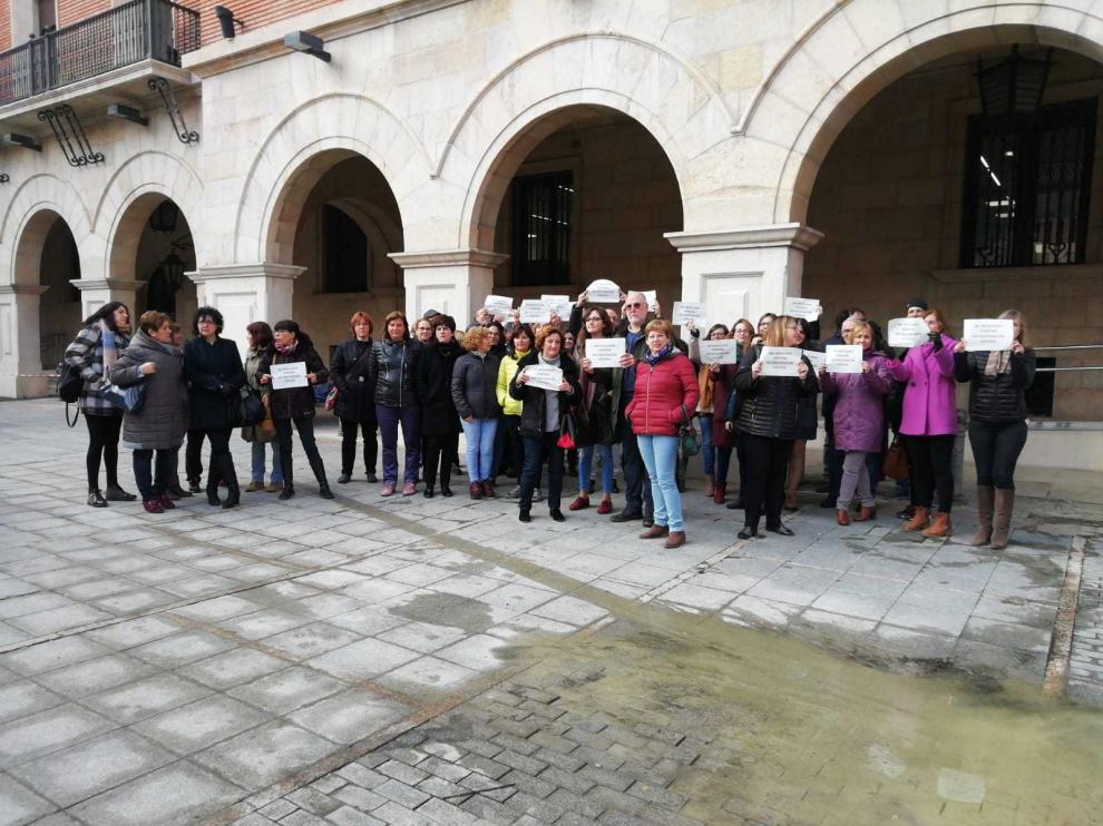 Los trabajadores se han concentrado ante el Palacio de Justicia de Teruel