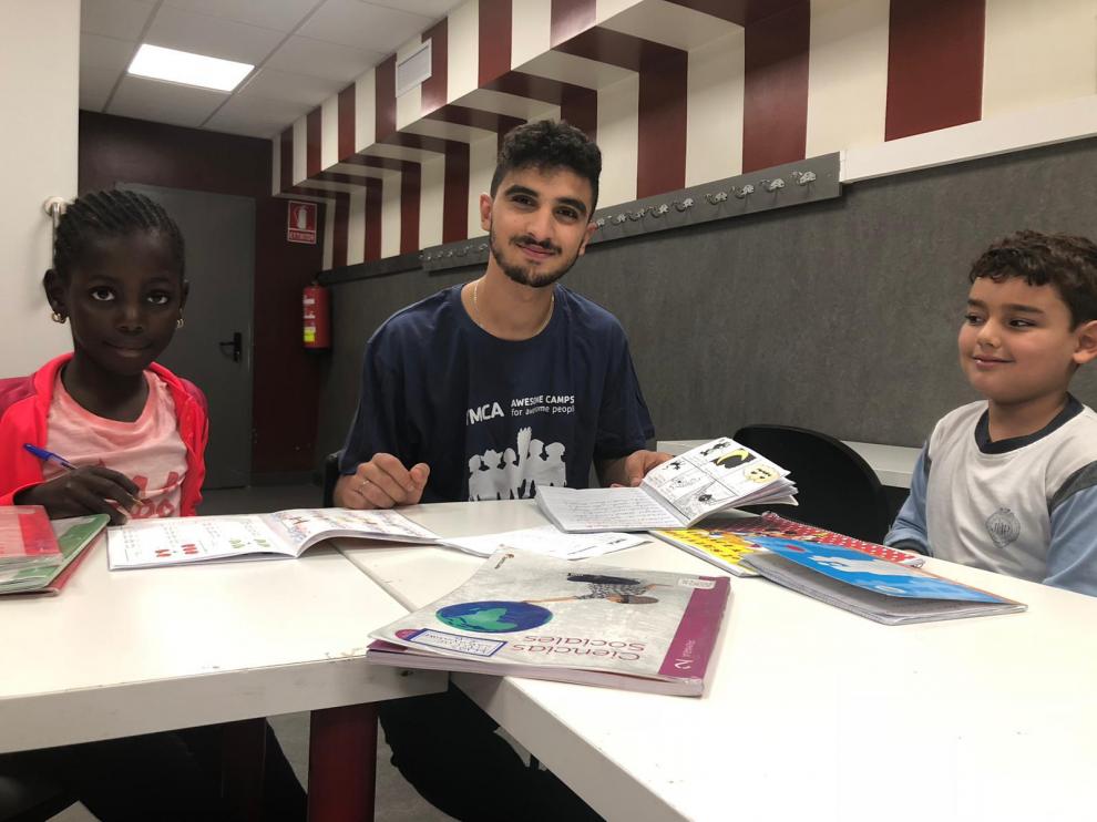 Slim Senbati (en el centro) en una clase de refuerzo escolar.