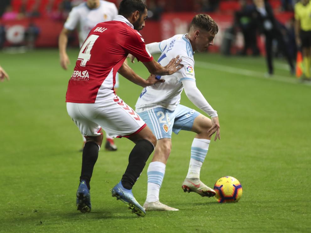 Pep Biel protege el balón en el partido ante el Nástic