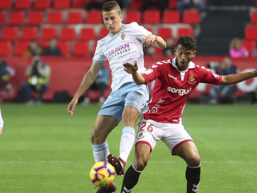 Nieto se adelanta a Luis Suárez en el partido del lunes en Tarragona.