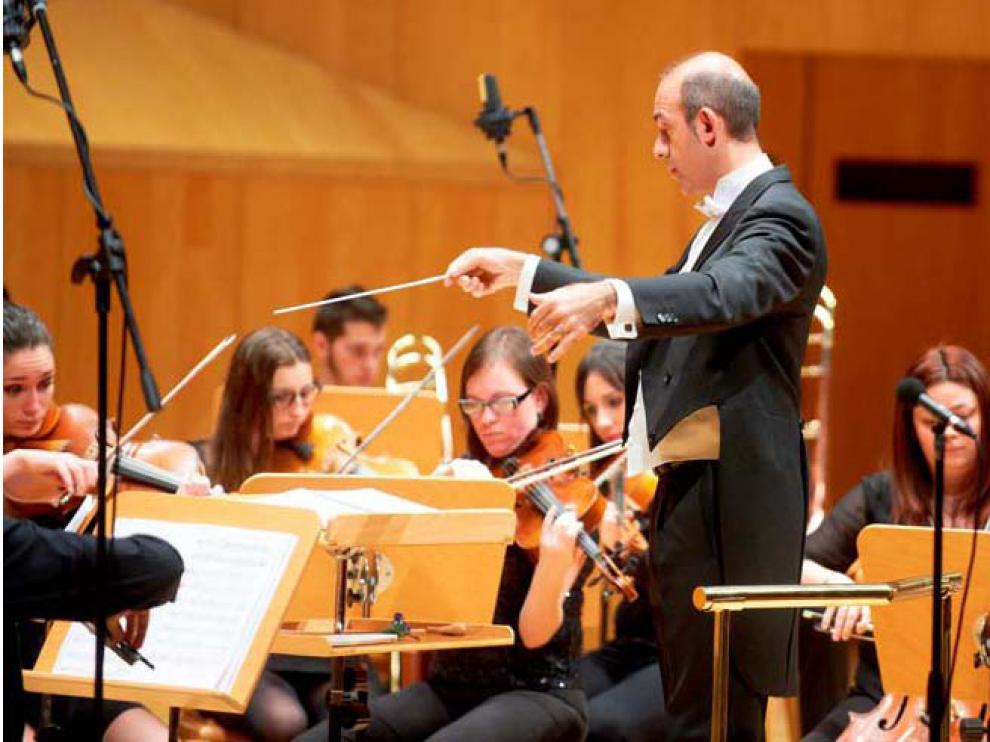 José Félix Tallada al frente de la orquesta del Teatro Lírico de Zaragoza.