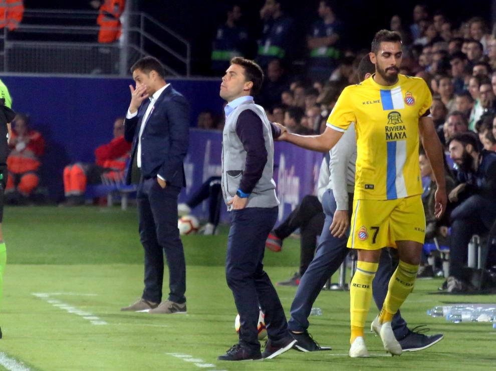 Francisco, al fondo, pensativo en la banda.