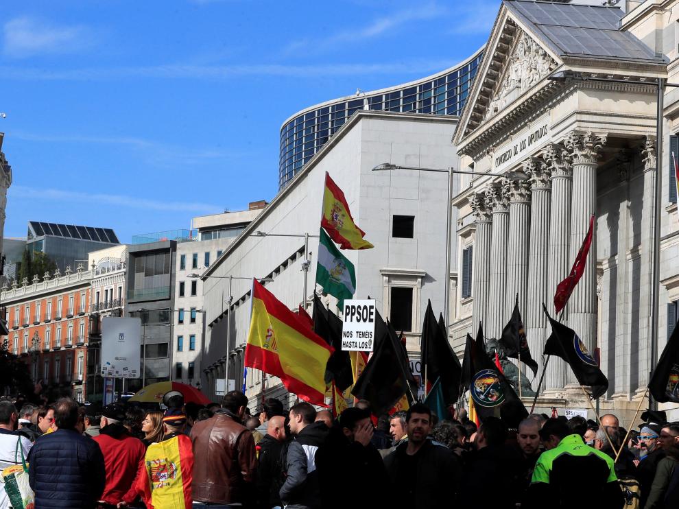 Policías y guardias civiles convocados por la asociación Jusapol ante el Congreso de los Diputados.