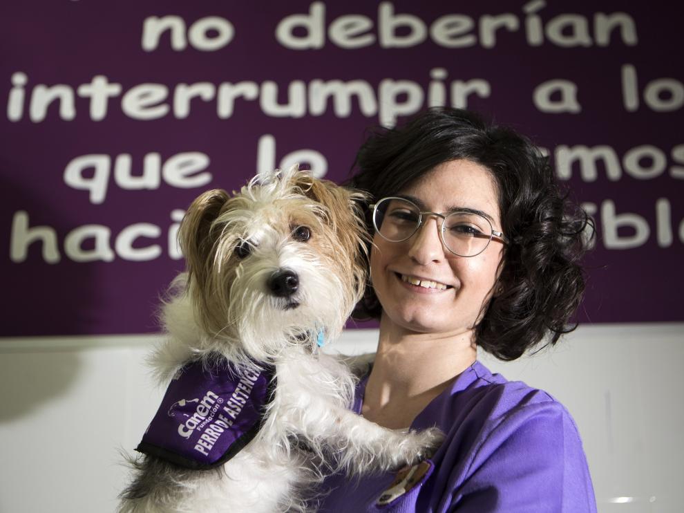 Lidia Nicuesa posa con Cini, su perra de alerta médica.