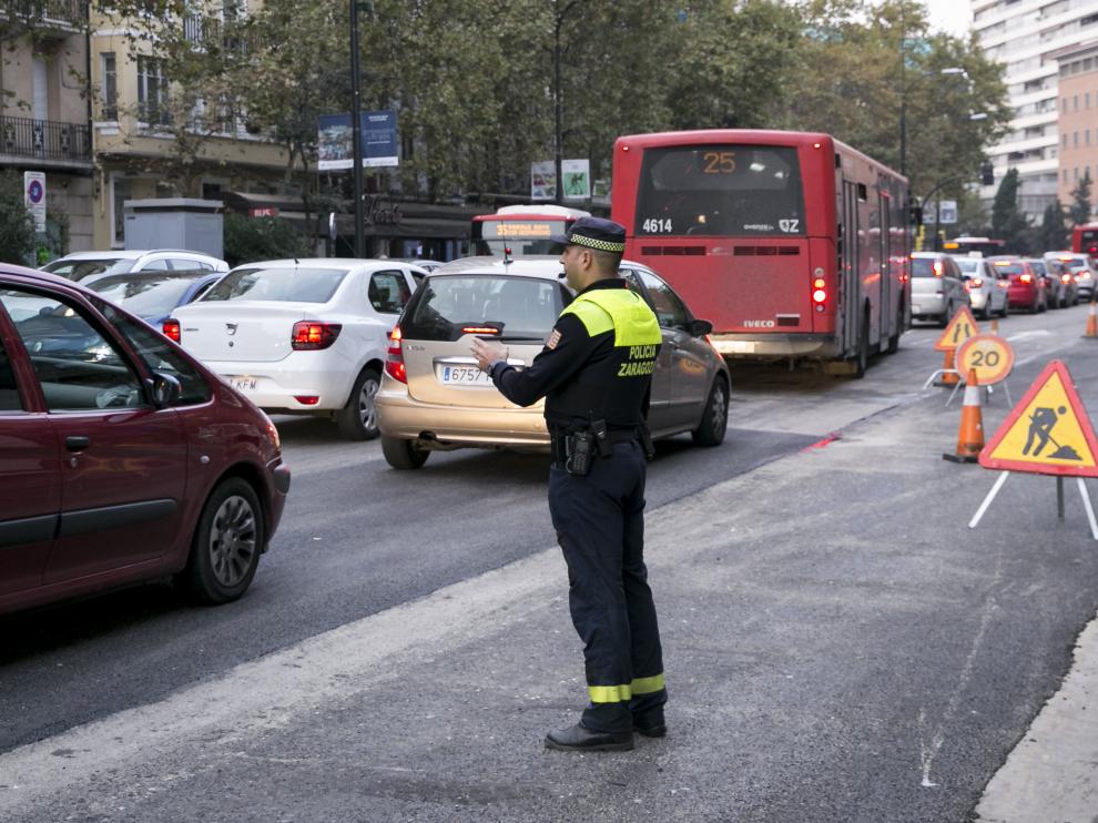 Un agente regula el tráfico este miércoles en el zaragozano paseo de Pamplona.