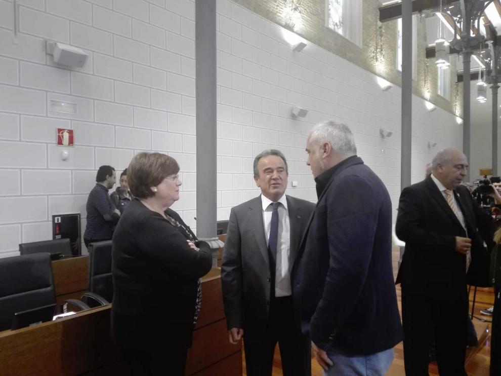 El presidente de la DPZ conversa con algunos diputados antes del inicio del pleno.