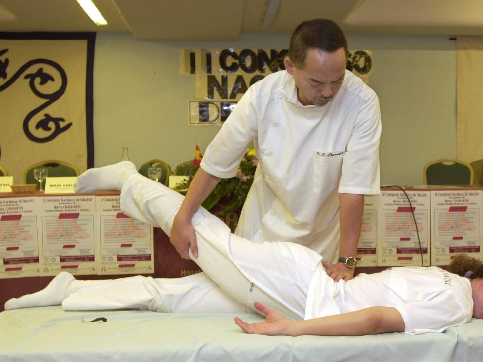 El maestro japonés Shigeru Onoda realiza un masaje de shiatsu.