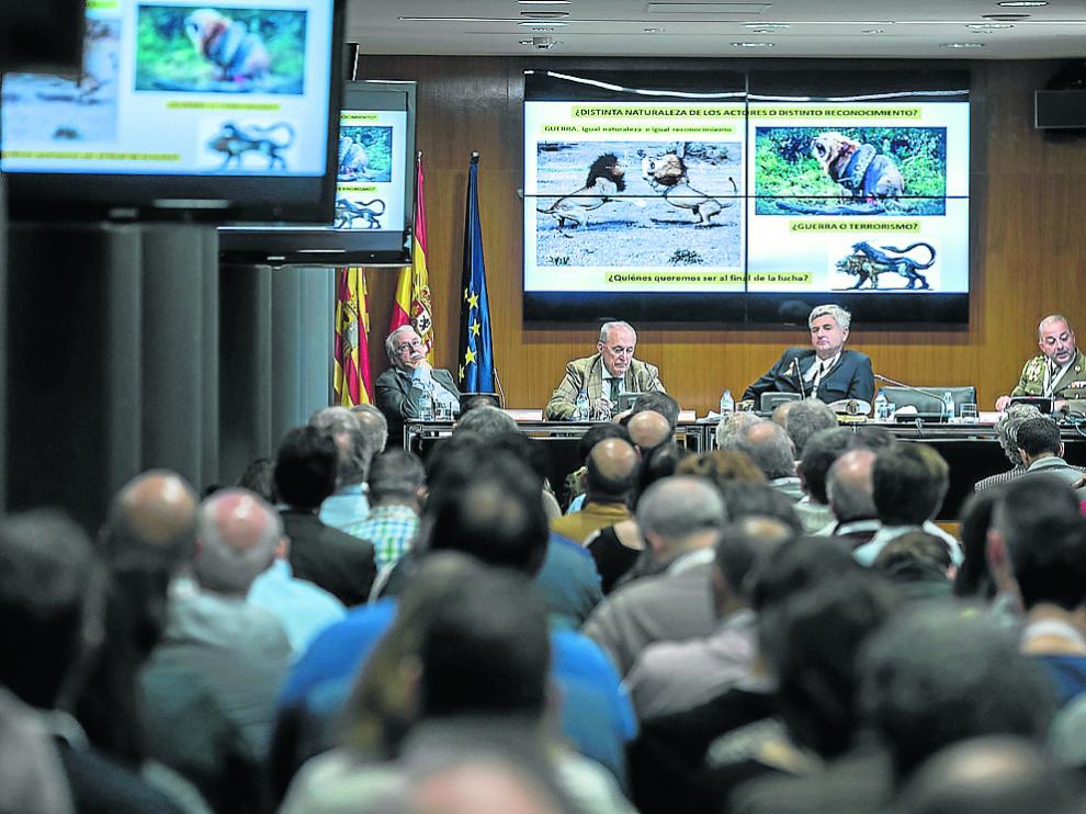 Joaquín Leguina, Fernando, García de Cortázar, Federico Aznar y Andrés González, en la Aljafería.