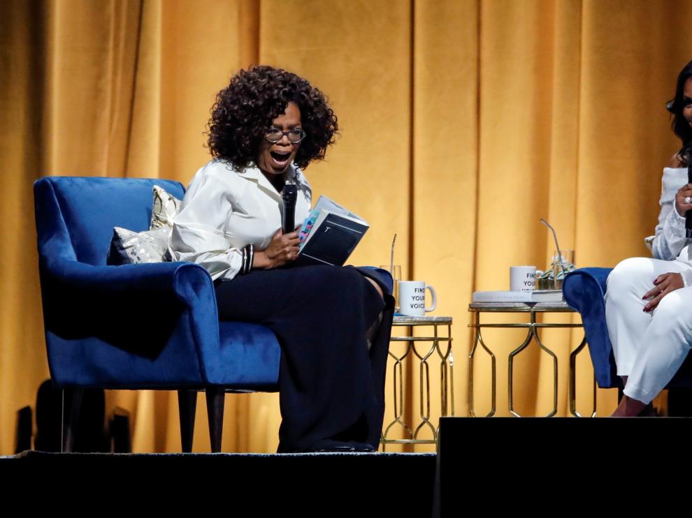 Michelle Obama habla con Oprah Winfrey durante la presentación de su libro.