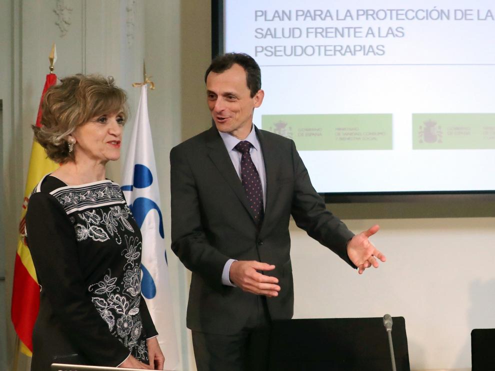 Los ministros de Sanidad, María Luisa Carcedo, y de Ciencia, Pedro Duque, durante la presentación del plan contra las peudociencias, este miércoles.
