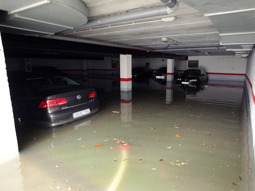 Una cochera inundada en la playa de Gandía debido a las fuertes lluvias.