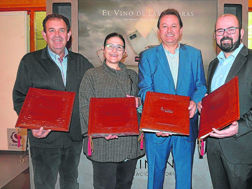 Momento de la firma por parte de las instituciones.