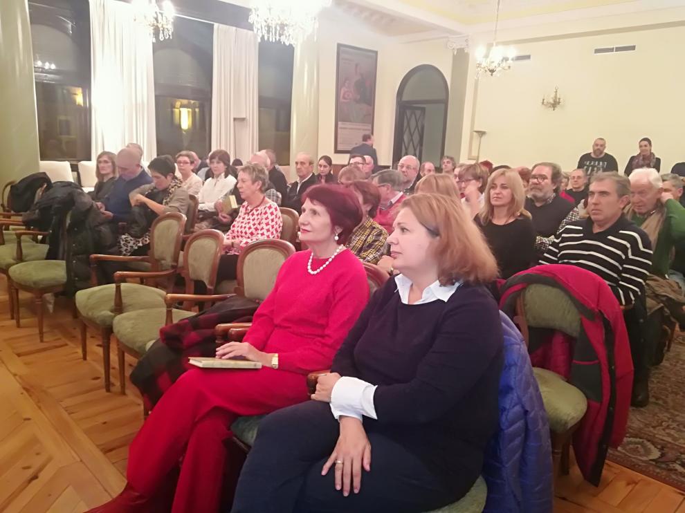 La sala destinada a tertulias en el Casino de Teruel se llenó de público