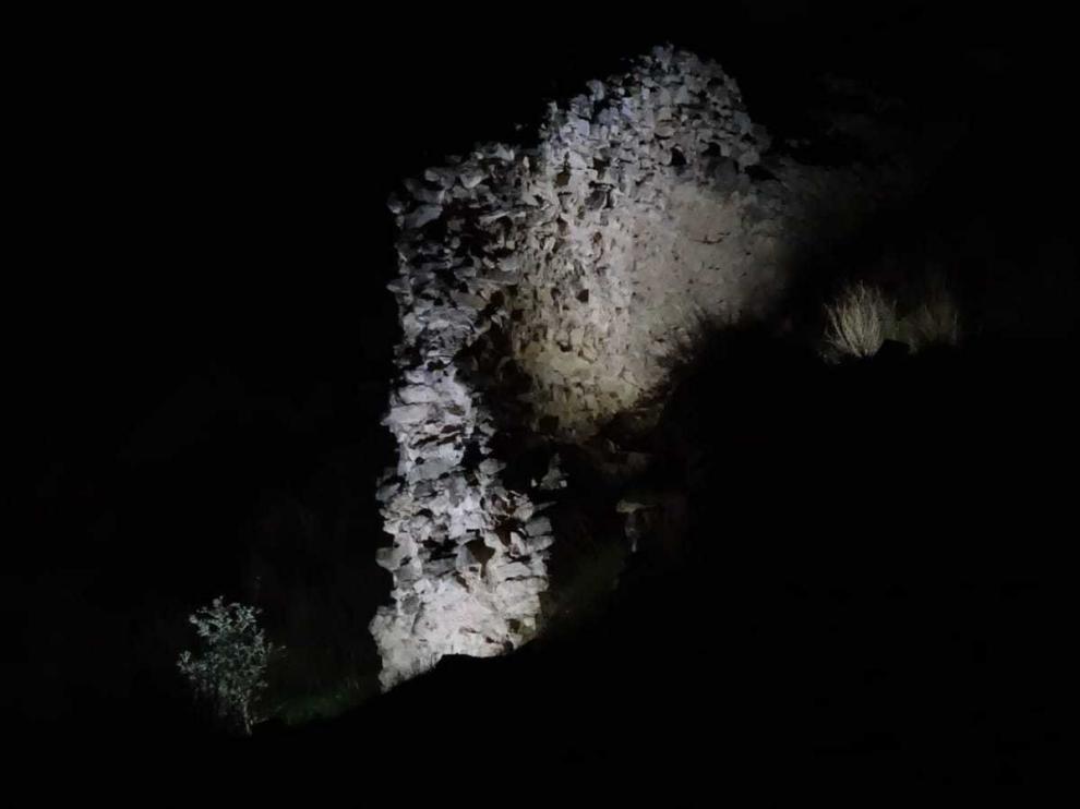 La muralla árabe de Fraga ya se puede ver por la noche.