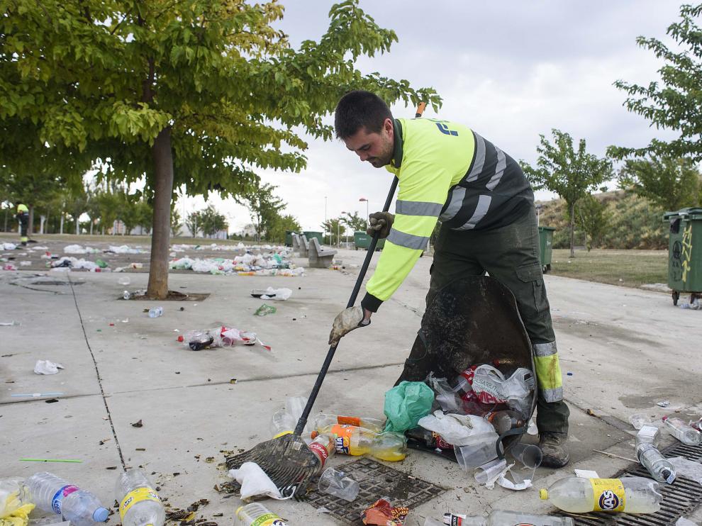 Un operario de FCC, durante las tareas de limpieza de Valdespartera desarrolladas las pasadas fiestas del Pilar.