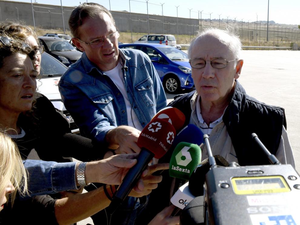Rodrigo Rato, el pasado 25 de octubre, hace declaraciones antes de ingresar en prisión.