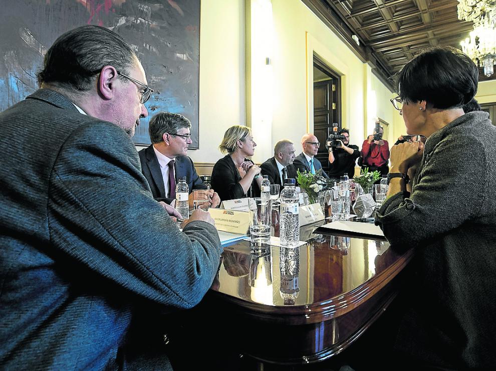 Gobierno de Aragón, alcaldes, sindicatos y Samca, ayer en el Pignatelli.