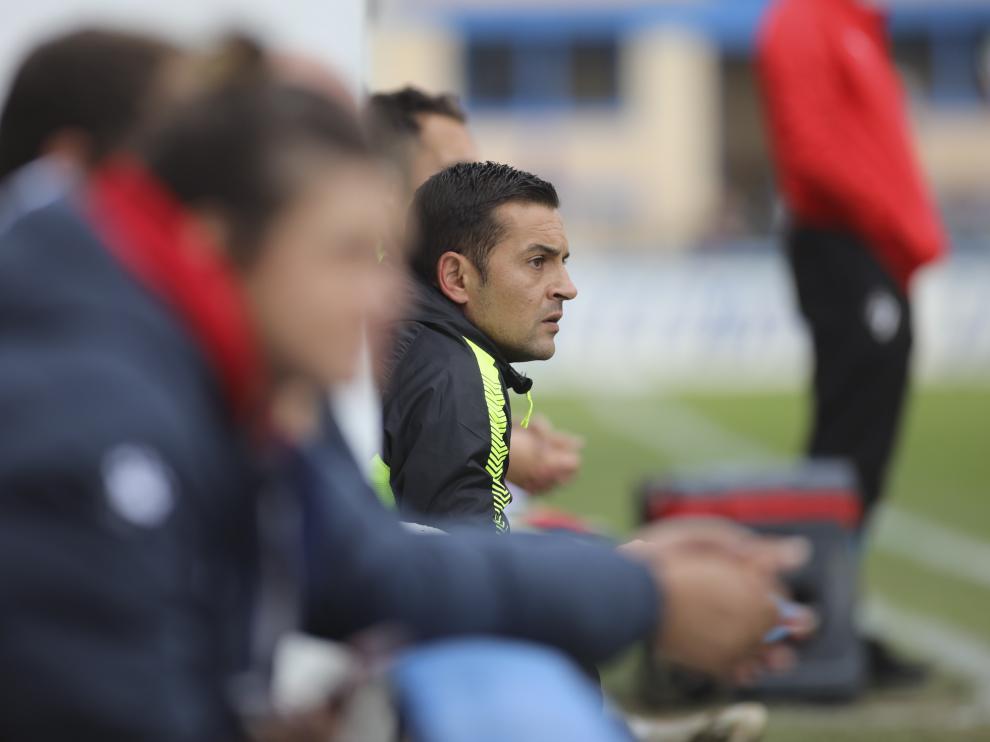 Francisco observa desde el banquillo en un partido.