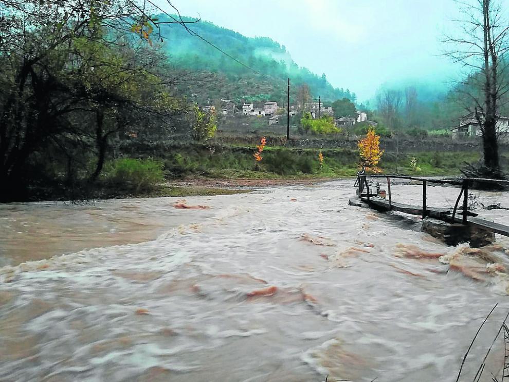 El vado de acceso a Los Tarrasones, sumergido bajo la crecida del Mijares.