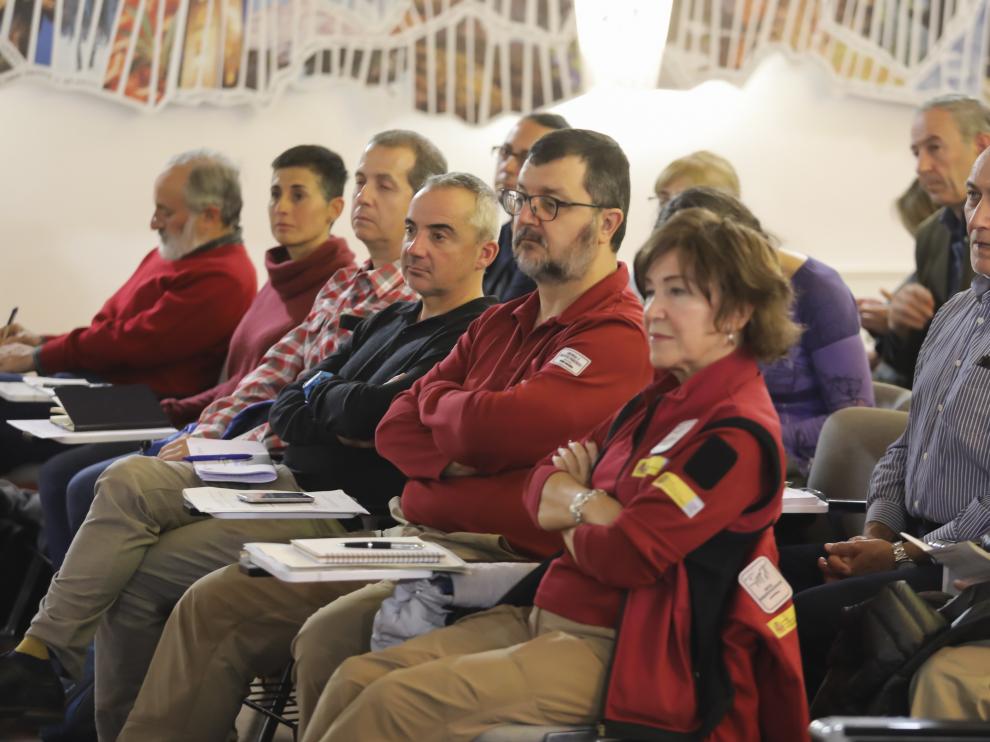 El director del Parque Nacional de Ordesa,en el centro de la imagen, durante las jornadas celebradas en Torla.
