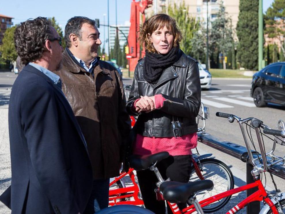 La concejala de Movilidad, Teresa Artigas, y el edil de Cs Alberto Casañal, con la primera estación de la ampliación que se colocó.