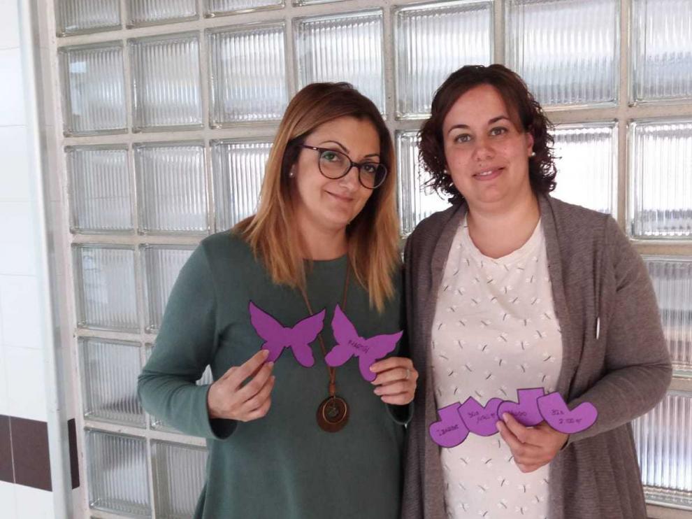 Susana Martínez y Beatriz Albiac (presidenta de Araprem) con mariposas moradas por los bebés que no han salido adelante, y patucos por los que han conseguido vivir.