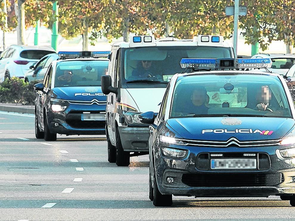 César Román, en la parte trasera del primer coche, ayer, llegando al juzgado de guardia.