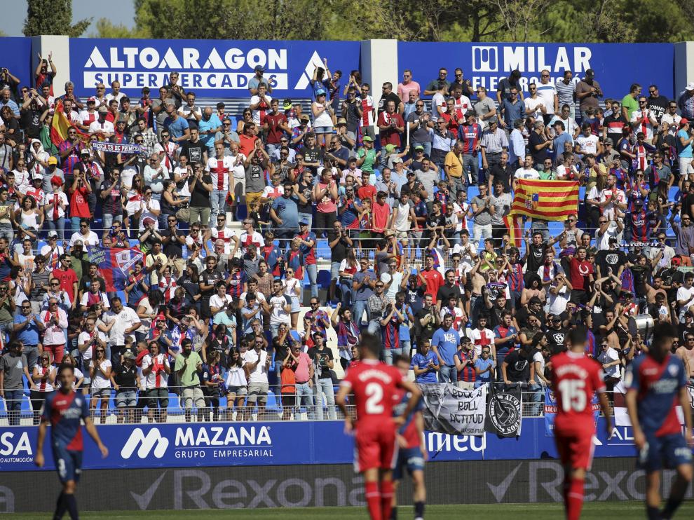 Grada de Gol Norte de El Alcoraz durante el partido entre el Huesca y el Girona.